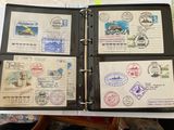 un classeur noir orné de timbres, posé sur une table