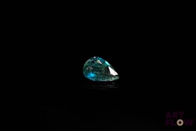 gros plan d'un diamant bleu sur une surface noire