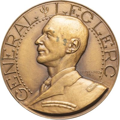 une image d'un gros plan d'une médaille sur fond blanc