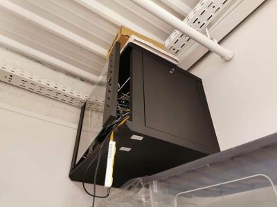 un téléviseur posé sur un meuble