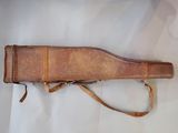 un vieil étui à pistolet en cuir sur fond blanc