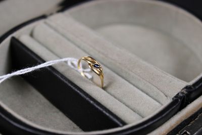 une bague dans un étui contenant un cordon
