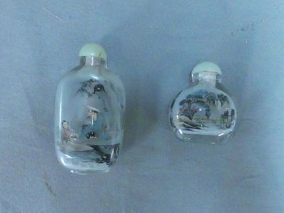 deux petites bouteilles en verre posées sur une table