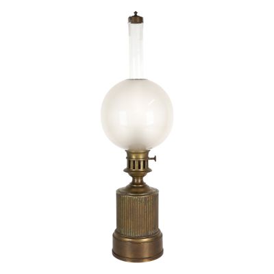 une lampe de table ancienne en laiton, surmontée d'un globe en verre
