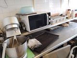 un plan de travail de cuisine sur lequel se trouvent un mixeur, un saladier et une casserole