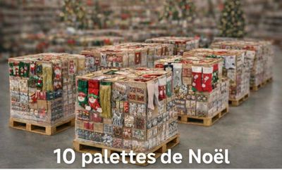 plusieurs palettes de papier d'emballage de Noël empilées dans un entrepôt