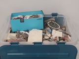 un récipient en plastique rempli d'objets divers, posé sur un comptoir