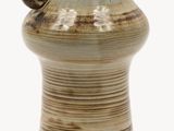 un vase brun avec une anse sur fond blanc