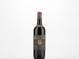 une bouteille de vin rouge posée sur une table
