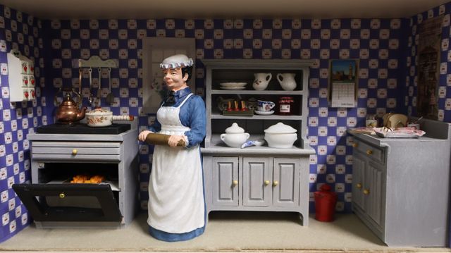 Diorama. Composition miniature, dans une vitrine en bois, vitre e...