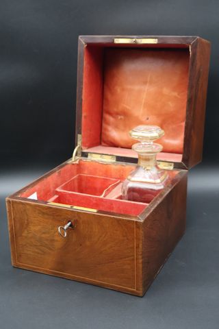 Cave à Liqueur en acajou marqueté de filet de bois clair garni d’...