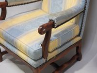 Fauteuil en bois mouluré, garniture en tissu et clous de tap… (photo 4)