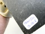 une personne tenant un skateboard sur lequel est collé un autocollant