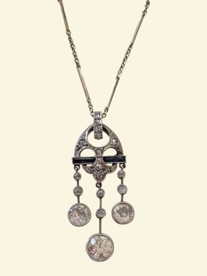 une photo d'un collier en argent orné d'un motif en noir et blanc
