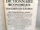 un vieux livre avec un titre en noir et blanc