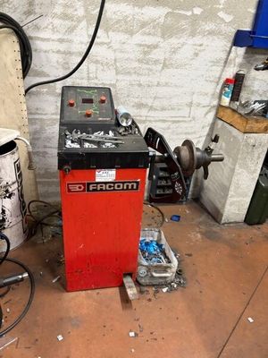 une machine rouge qui se trouve dans un garage