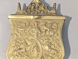 une assiette ancienne en or sur laquelle est représenté un oiseau