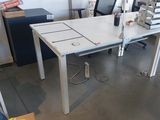 une table blanche sur laquelle sont posées plusieurs machines à coudre