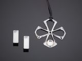pendentif en forme de croix en argent sterling, orné d'une perle au centre sur fond noir