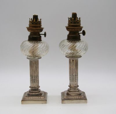 paire de bougeoirs anciens en métal argenté avec des abat-jours en verre