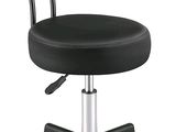 La chaise de bureau noire repose sur un piètement métallique.