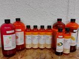 Plusieurs bouteilles de liquide sont alignées sur un plan de travail