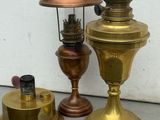 trois types de lampes différents posés sur une étagère