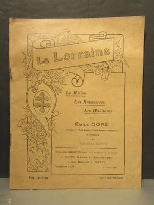 un vieux livre avec l'image d'un oiseau