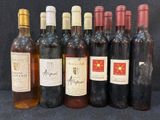 plusieurs bouteilles de vin sont alignées sur une table