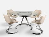 une table en verre entourée de quatre chaises