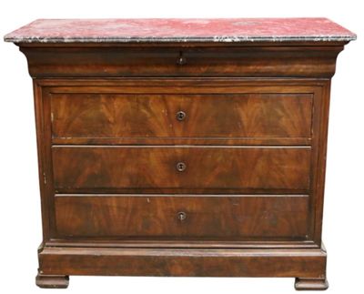 une commode ancienne avec un plateau en marbre