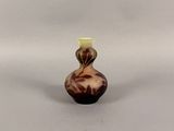 une image représentant un petit vase orné d'un motif marron et blanc