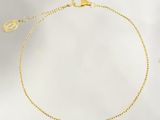 un bracelet en or orné d'un diamant sur fond blanc