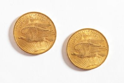 deux pièces d'or posées côte à côte sur une surface blanche