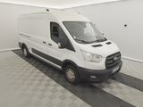 Fourgon utilitaire Ford Transit 2018 dans une salle blanche dotée d'un revêtement de sol à carreaux