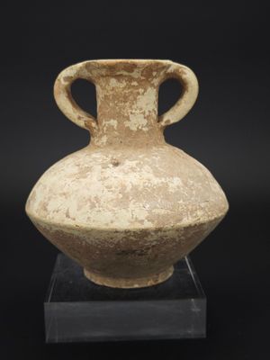 l'image d'un vase en argile sur fond noir
