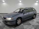 la photo d'une voiture bleue garée dans un garage