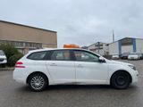 la voiture blanche est garée dans le parking à côté du bâtiment
