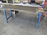 une image d'un établi dans un garage
