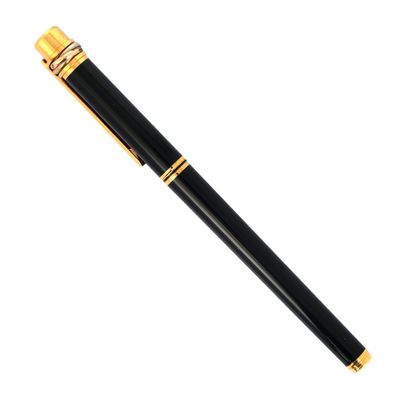 un stylo noir et doré sur fond blanc