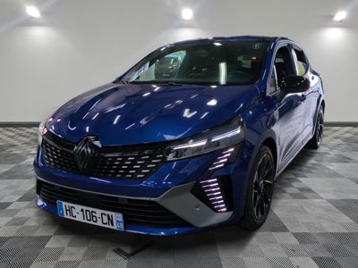 Une voiture bleue est garée sur un sol à damier dans un showroom.