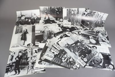 plusieurs vieilles photos en noir et blanc représentant des hommes et des femmes dans une voiture