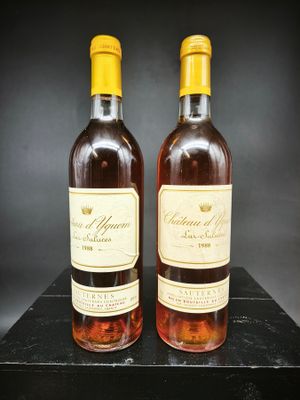 deux bouteilles de vin posées sur une table noire
