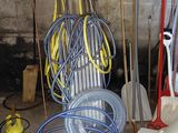 de nombreux tuyaux et autres outils dans une pièce