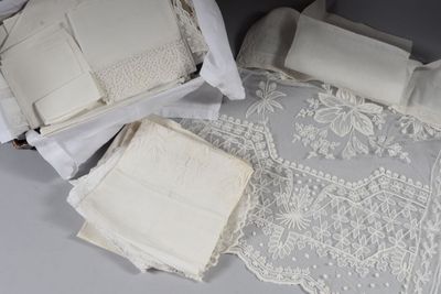 Petit lot de linge d'autel en coton blanc, certaines pièces …