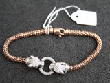 un gros plan d'un bracelet posé sur une table, avec une étiquette