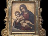 une vieille photo représentant un tableau où l'on voit une femme tenant un enfant dans ses bras