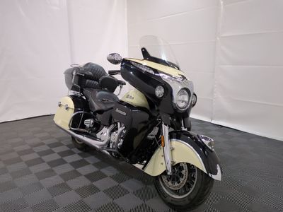 une moto blanche et noire garée sur un sol à damier noir et blanc