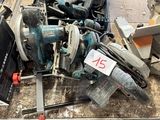 un tas d'outils posés sur une table