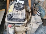 une photo d'un petit moteur posé sur un support en bois